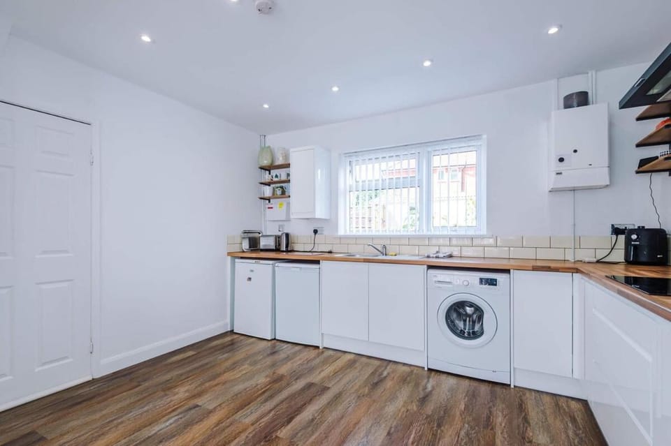 Nottingham Modern Home Free Parking Sleeps 5 Apartment in Nottingham