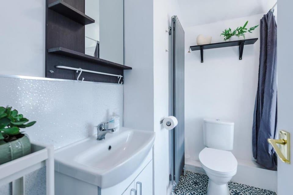 Nottingham Modern Home Free Parking Sleeps 5 Apartment in Nottingham