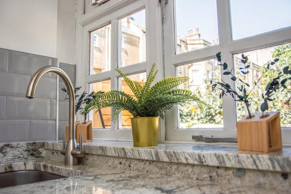 1 Bed Flat in Central Bath Lower East Hayes Apartment in Bath