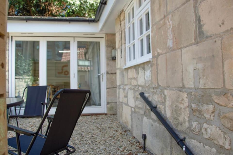 1 Bed Flat in Central Bath Lower East Hayes Apartment in Bath