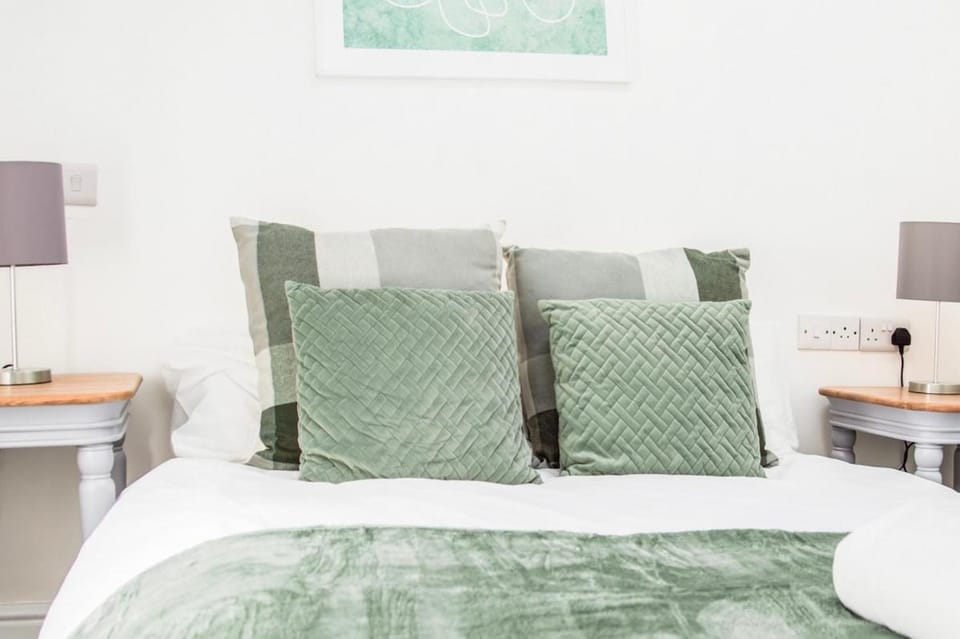 1 Bed Flat in Central Bath Lower East Hayes Apartment in Bath