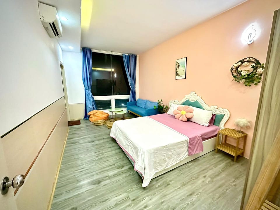 Bed, Photo of the whole room, Seating area, Bedroom, towels