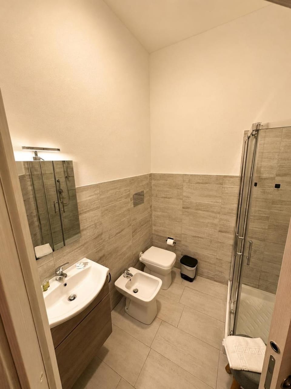 Shower, Toilet, Bathroom, bidet, towels