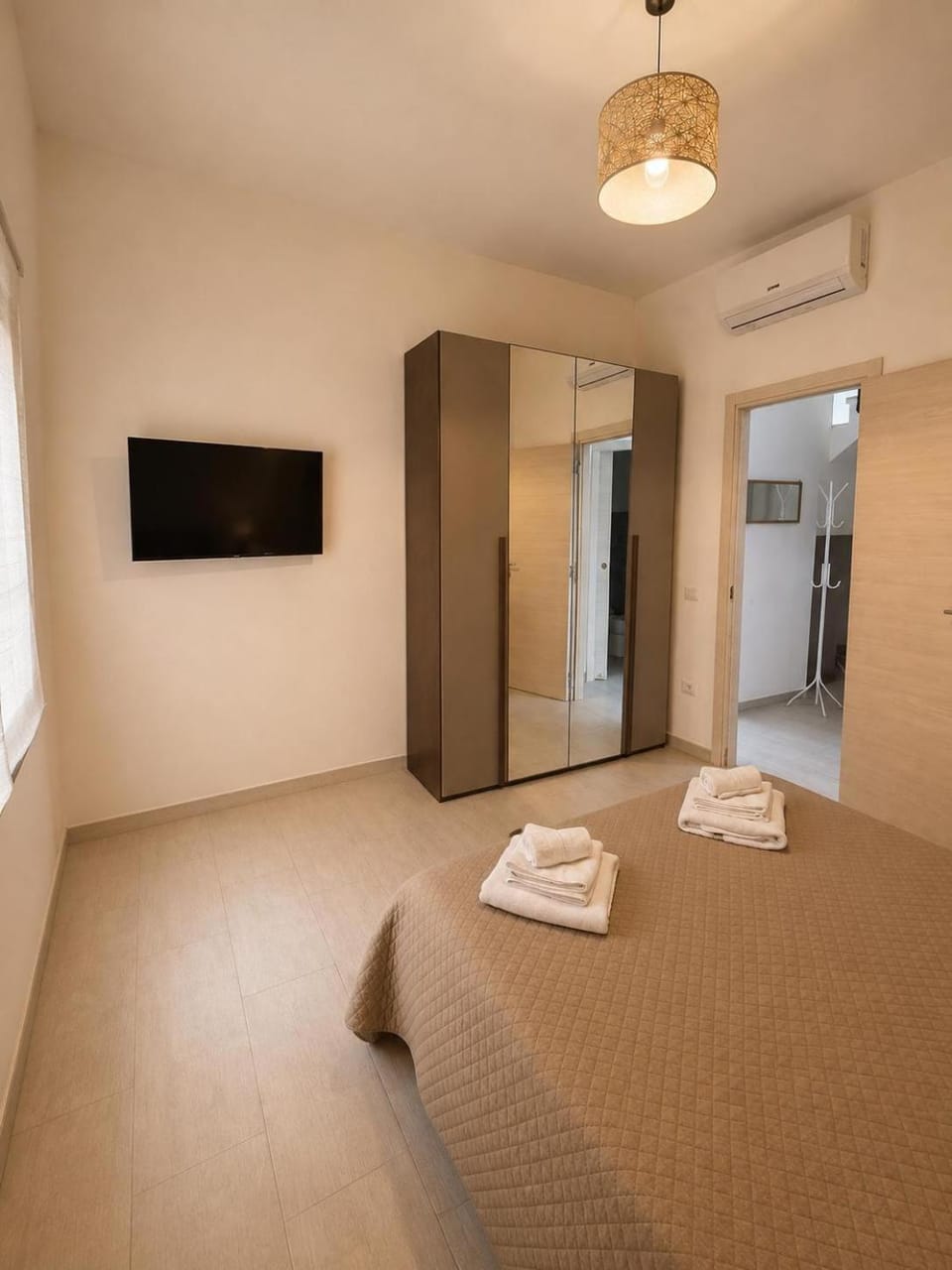 Bed, TV and multimedia, Photo of the whole room, Bedroom, towels, wardrobe, air conditioner