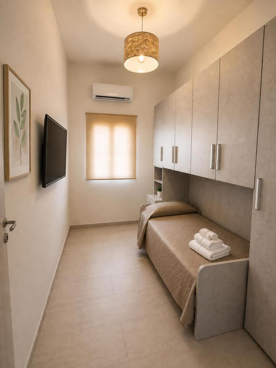 Bed, TV and multimedia, Photo of the whole room, Bedroom, towels, wardrobe, air conditioner