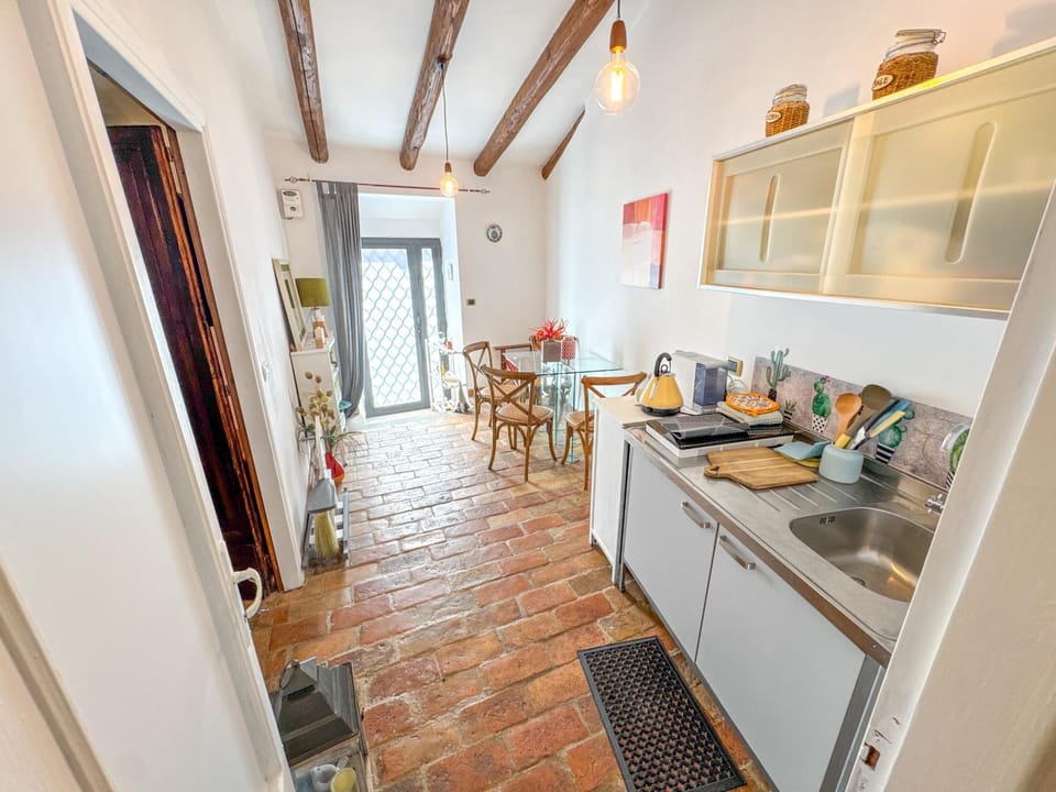 Kitchen or kitchenette, Dining area, stove