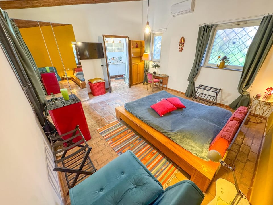 Communal lounge/ TV room, Bed, TV and multimedia, Photo of the whole room, Seating area, Bedroom, wardrobe, air conditioner