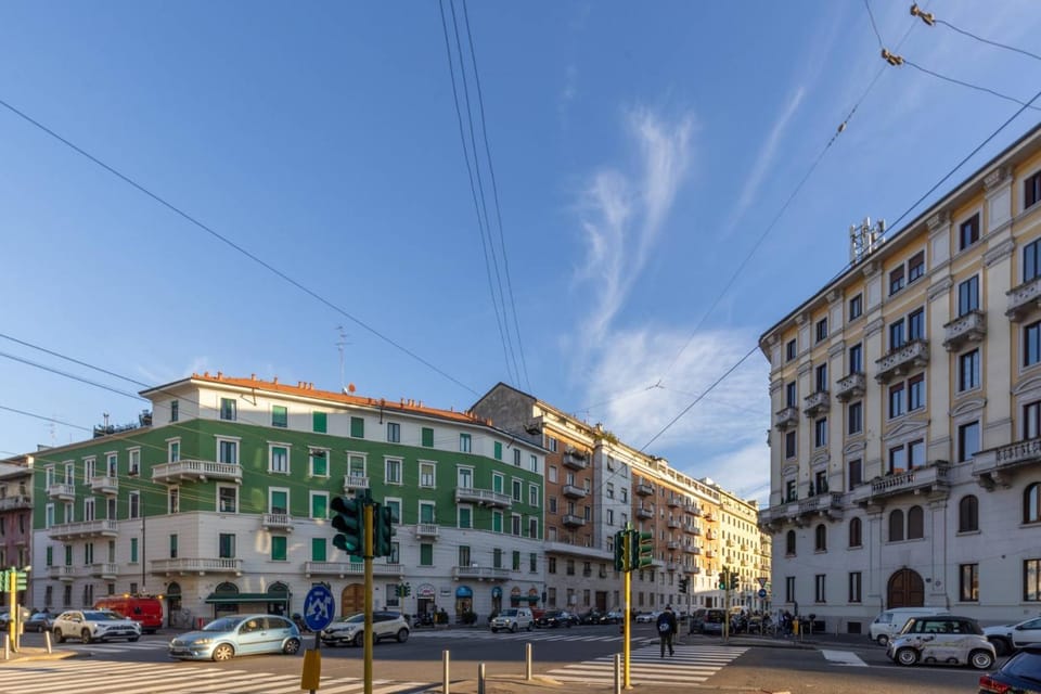 Property building, Neighbourhood, City view, Location, Parking