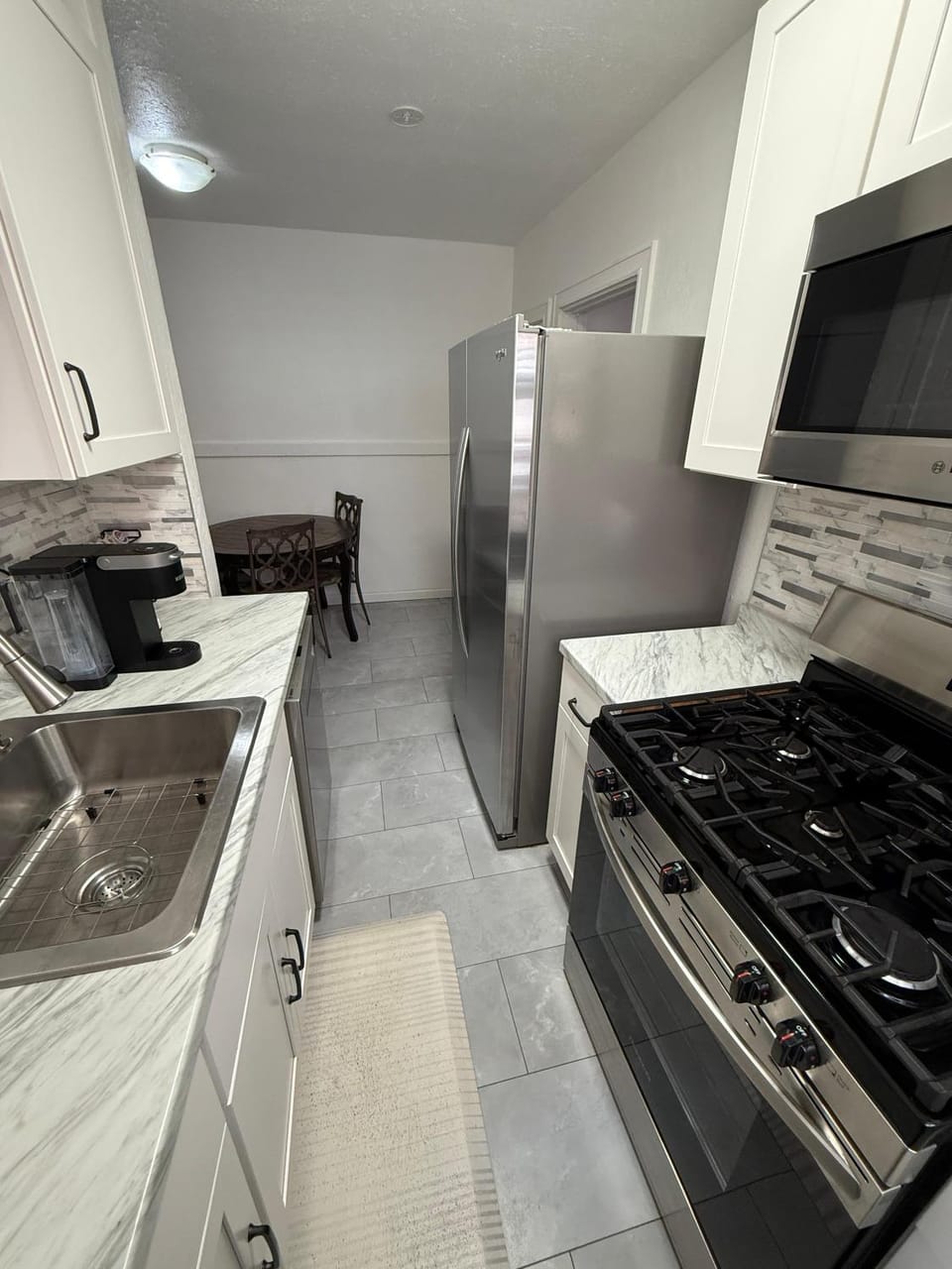 Kitchen or kitchenette, Dining area, microwave, stove