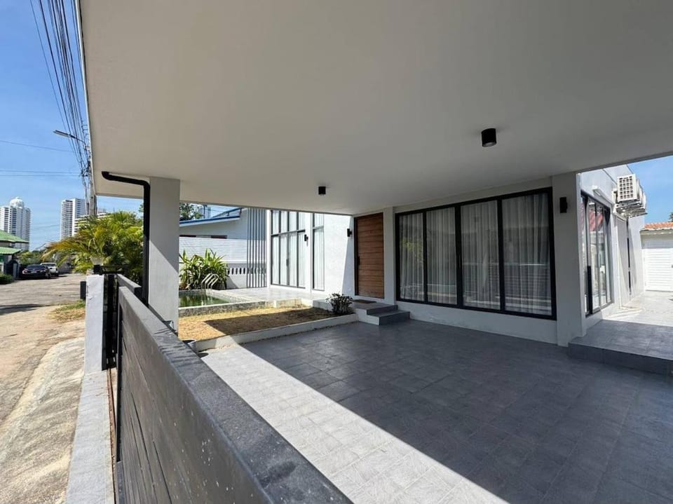 3BR Private Pool Villa in Pattaya 6 Guests Villa in Pattaya City