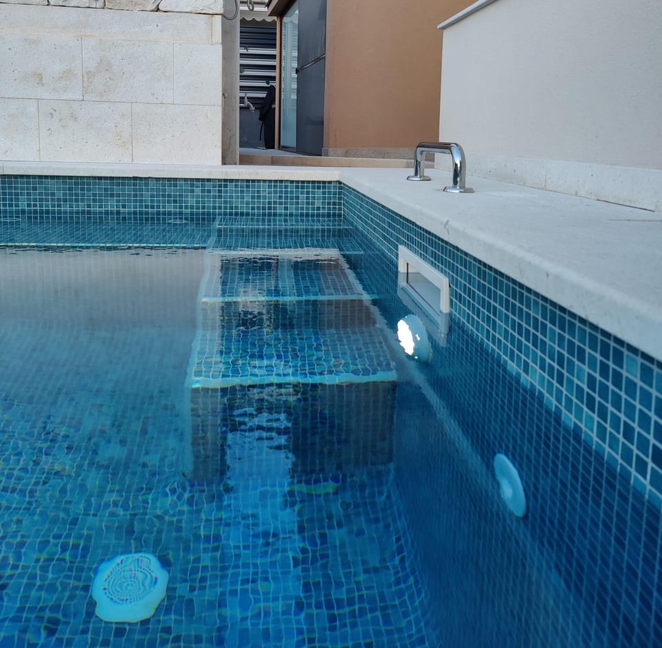 Apartments Villa A - Heating Pool Apartment in Okrug Gornji