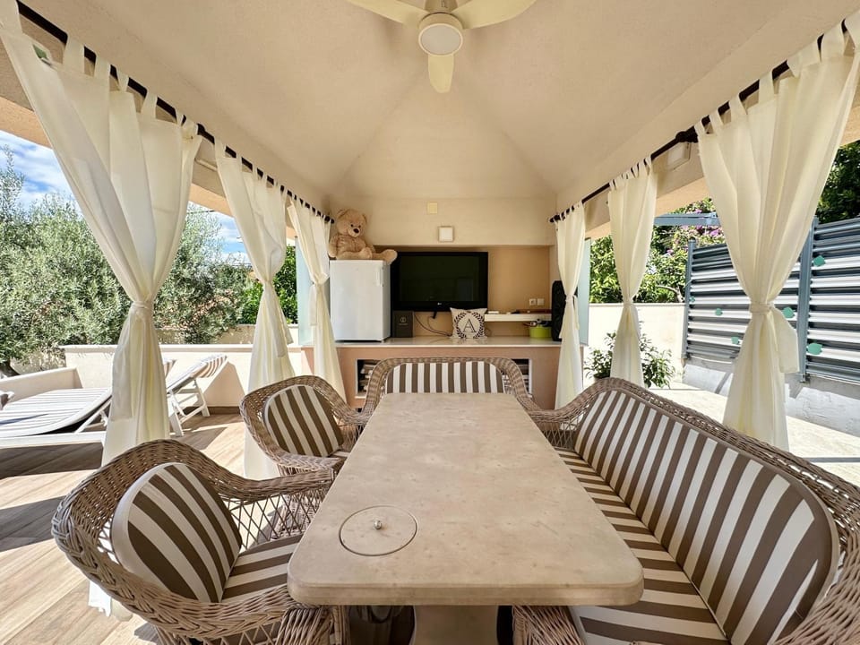 Day, Seating area