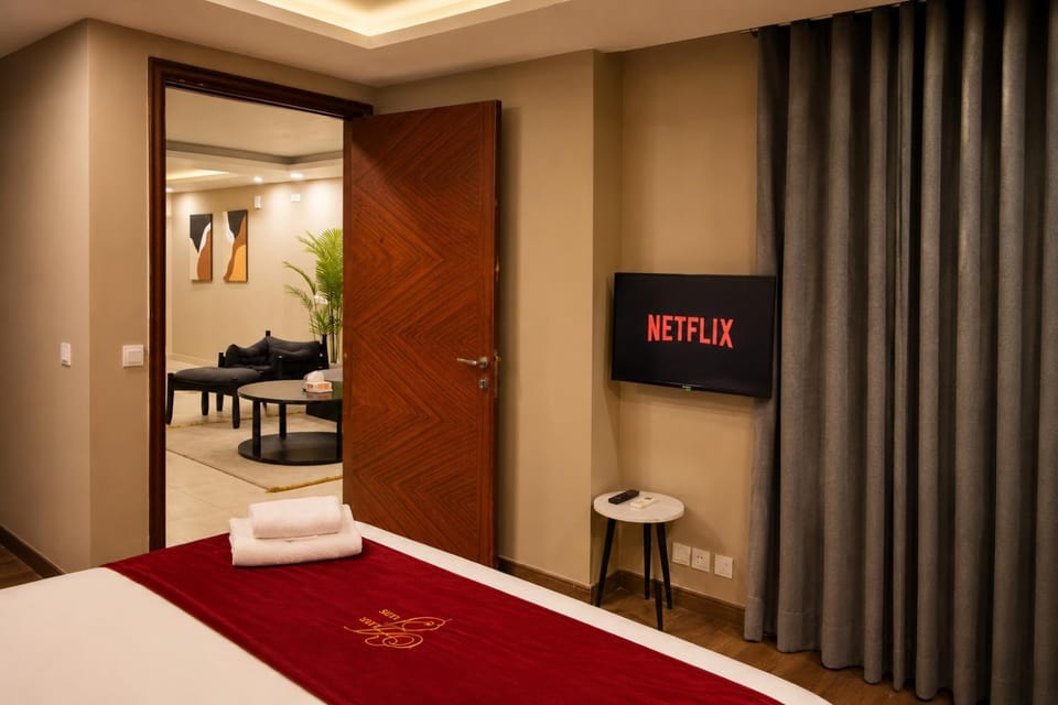 Bed, TV and multimedia, Living room, Photo of the whole room, Seating area, Bedroom, towels