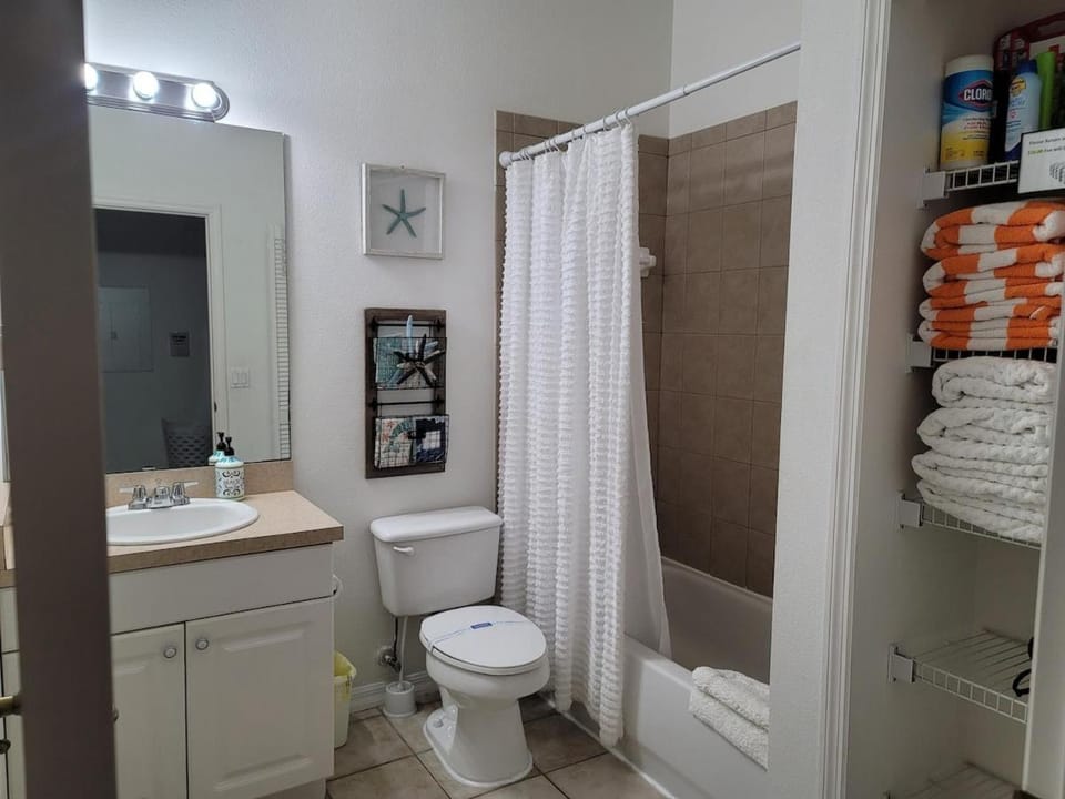Shower, Toilet, Bathroom, towels