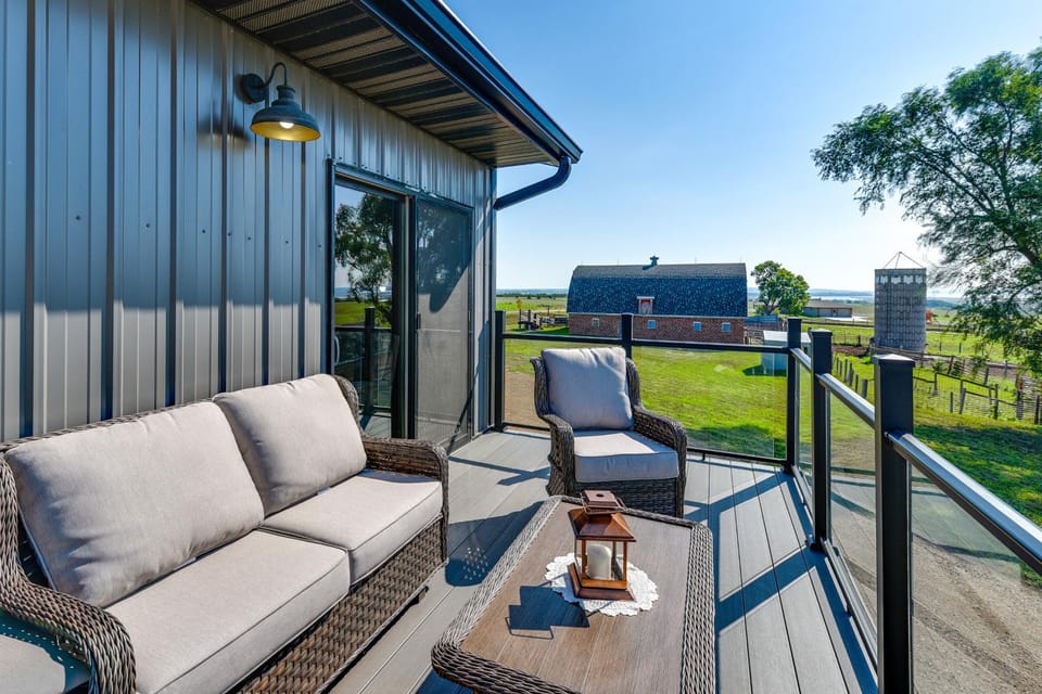 River Views & Rural Charm: Springfield Retreat House in Lewis and Clark Lake