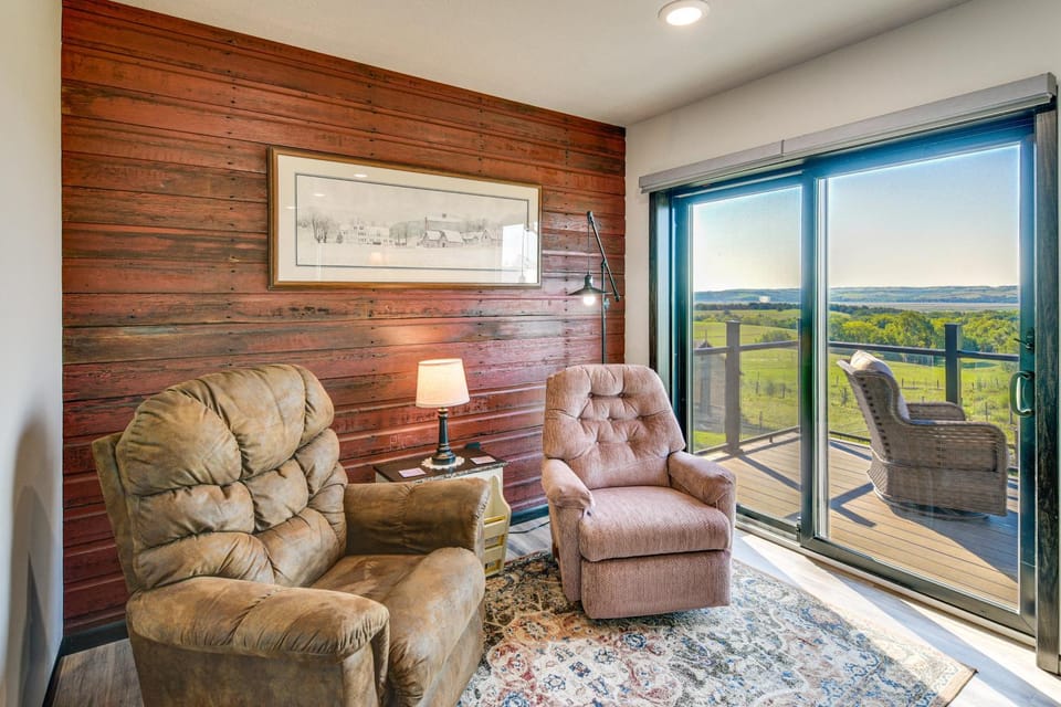 River Views & Rural Charm: Springfield Retreat House in Lewis and Clark Lake