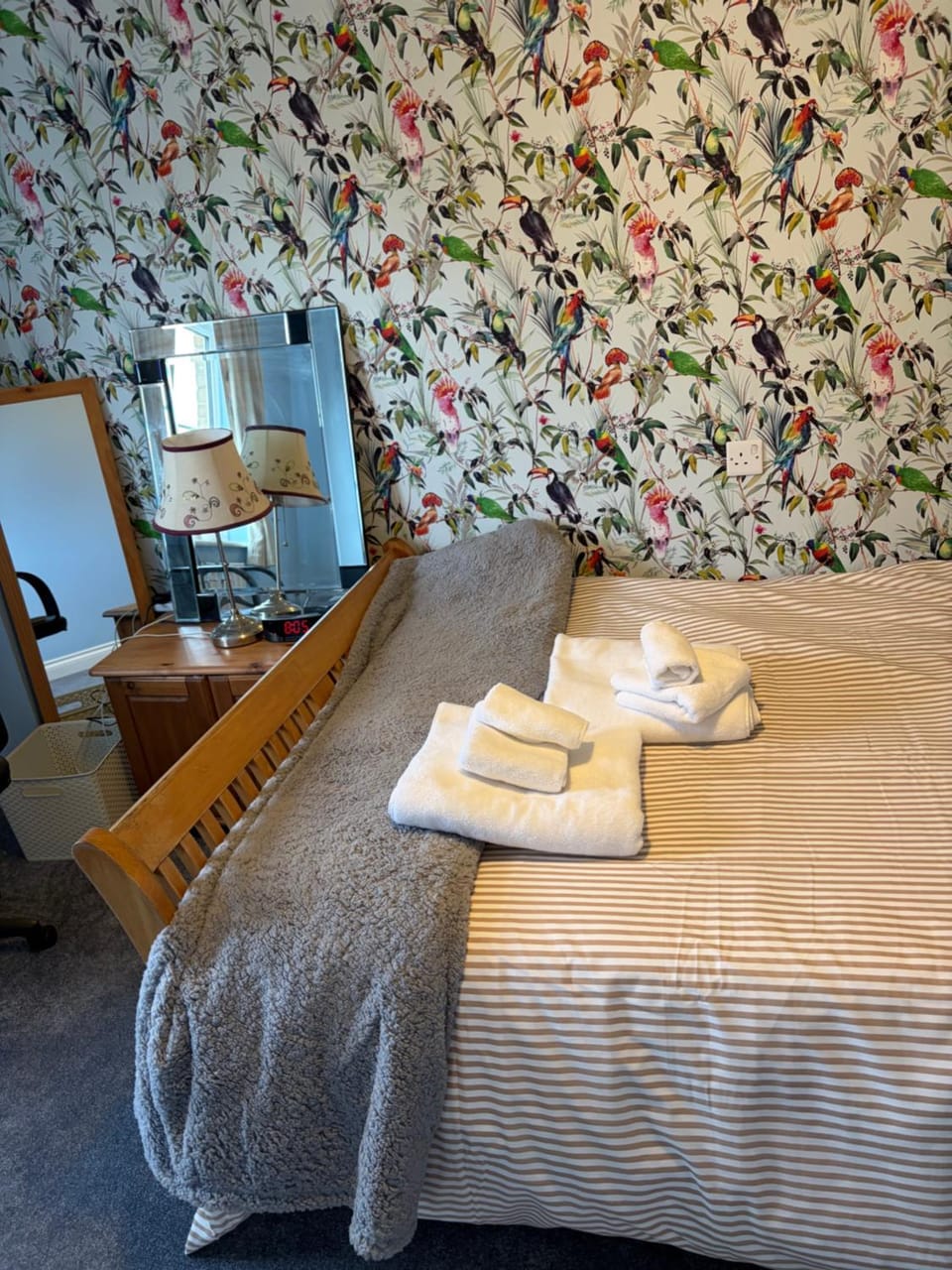 C&J Overnight Stay Bed and Breakfast in Swindon
