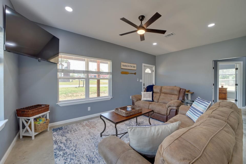 Stroll to Lake & State Park! Cozy Vian Cabin Cabin in Tenkiller Ferry Lake