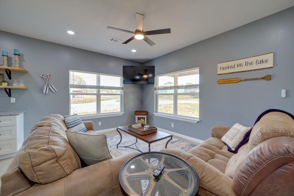Stroll to Lake & State Park! Cozy Vian Cabin Cabin in Tenkiller Ferry Lake