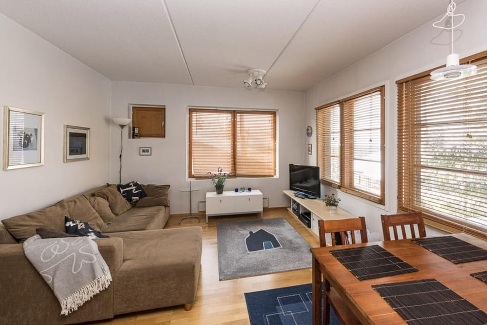 TV and multimedia, Living room, Seating area, Dining area, fireplace