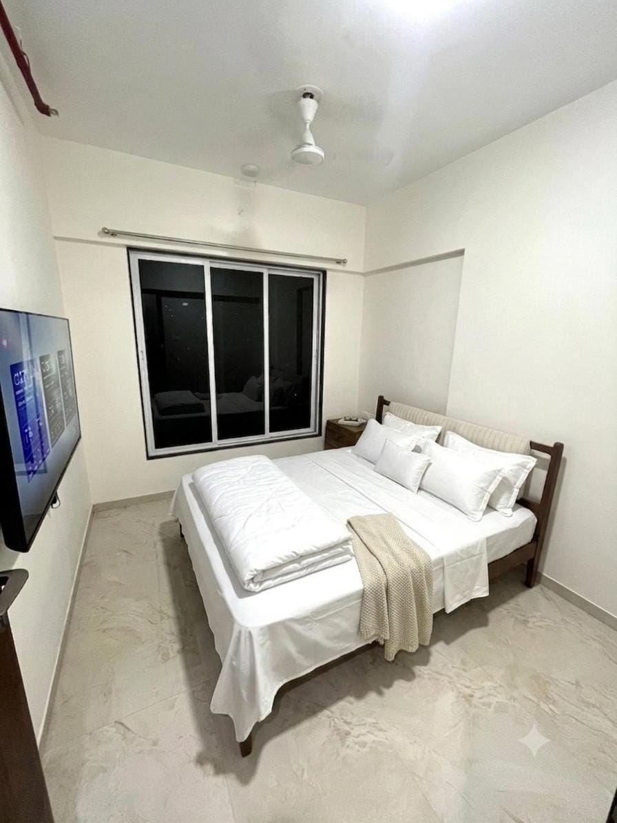 Bandra Skyline Luxe Private Room with City View Vacation rental in Mumbai