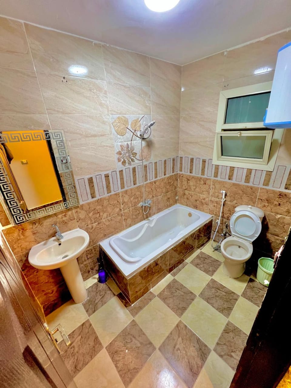 شقه مفروشه بالكامل باطلاله مميزه على شارع الخمسين Apartment in Cairo Governorate