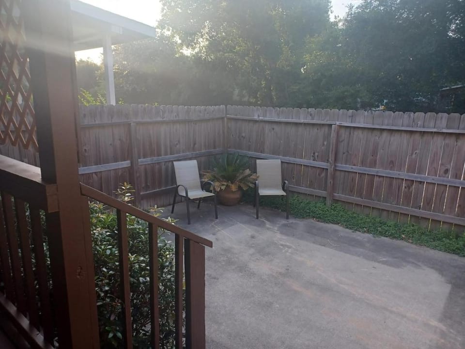 Bungalow By the Bay 2 miles from Kemah Boardwalk Villa in Bacliff