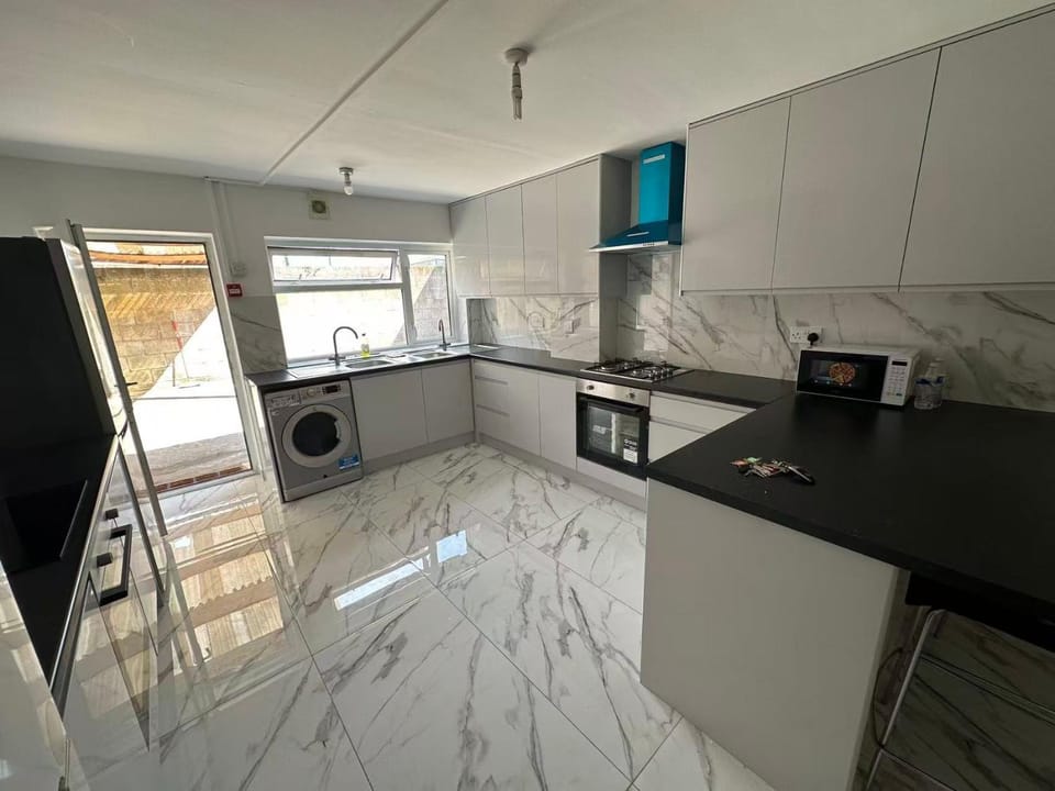 Cardiff inner city centre Cosy Flat with Mifi Vacation rental in Cardiff