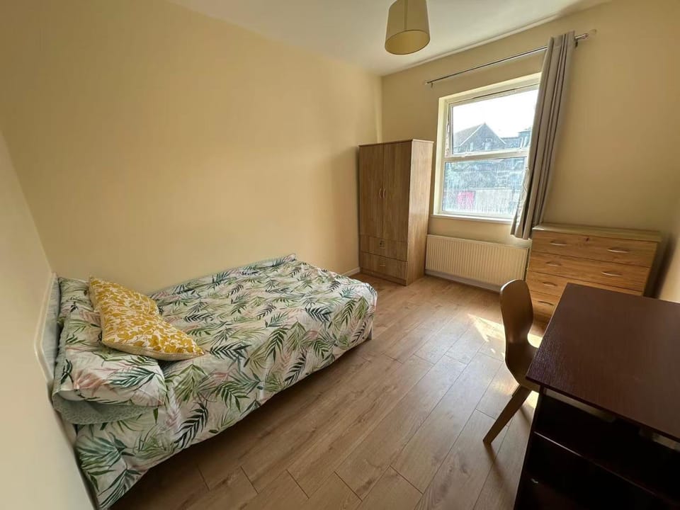 Cardiff inner city centre Cosy Flat with Mifi Vacation rental in Cardiff