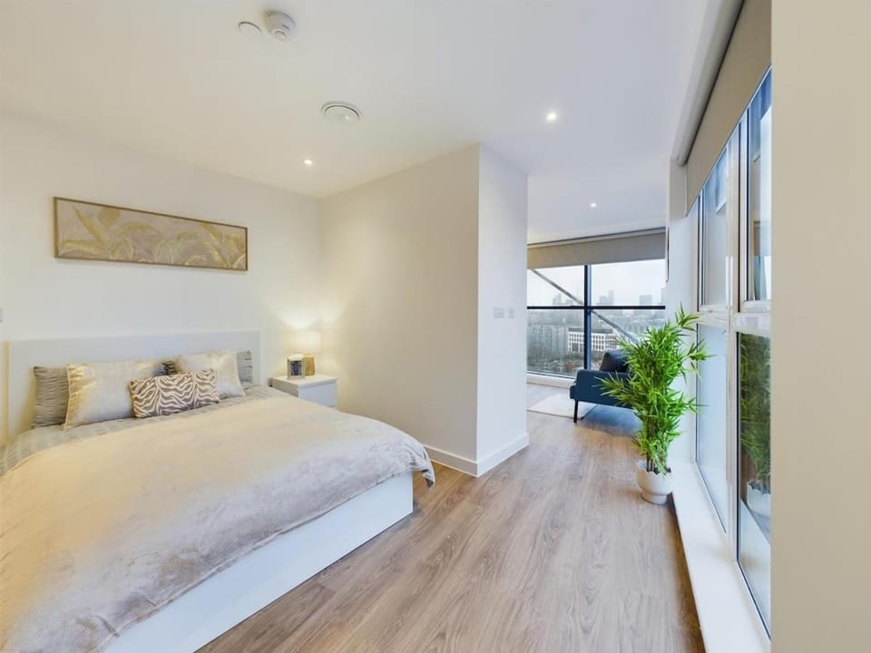 Perfect for Working Away w Super Fast Wi-fi Apartment in Salford