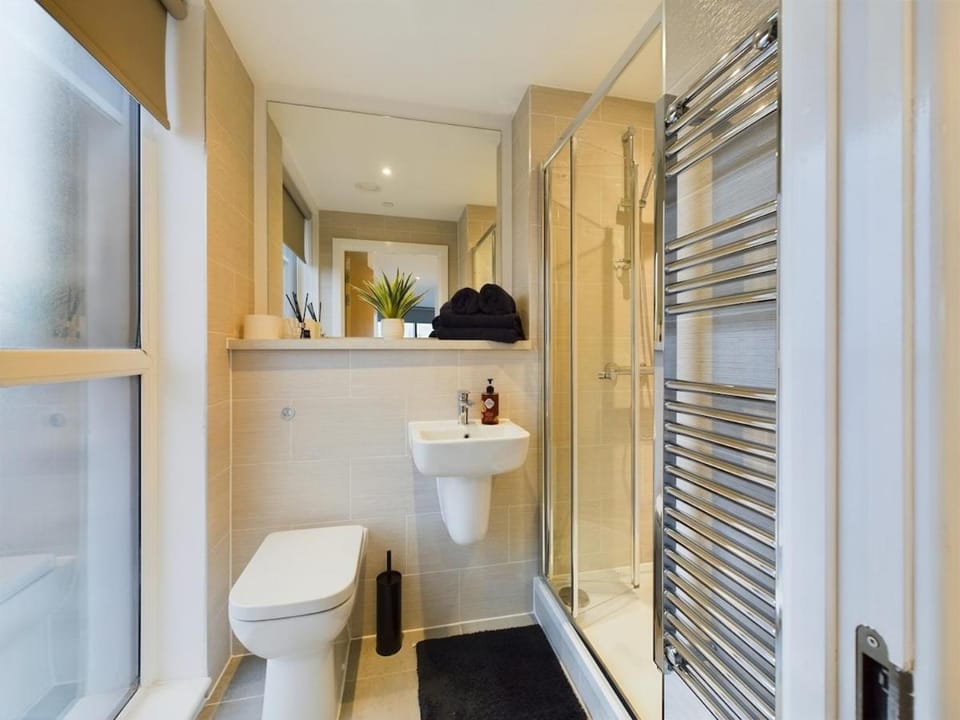 Perfect for Working Away w Super Fast Wi-fi Apartment in Salford