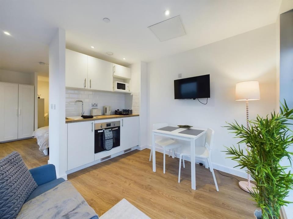 Perfect for Working Away w Super Fast Wi-fi Apartment in Salford