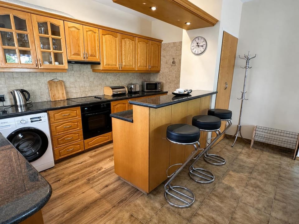 Kings Gates Spacious 2-Bedroom apartment near Beach Apartment in Paphos