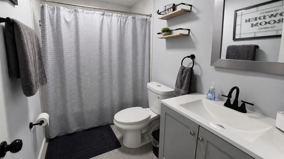 BlueHaven Suite 01 Monthly Room Near Yale & HVN Country House in East Haven