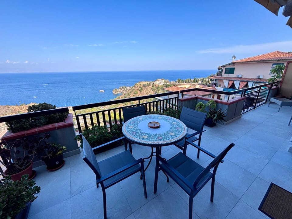 Natural landscape, Balcony/Terrace, Dining area, Sea view