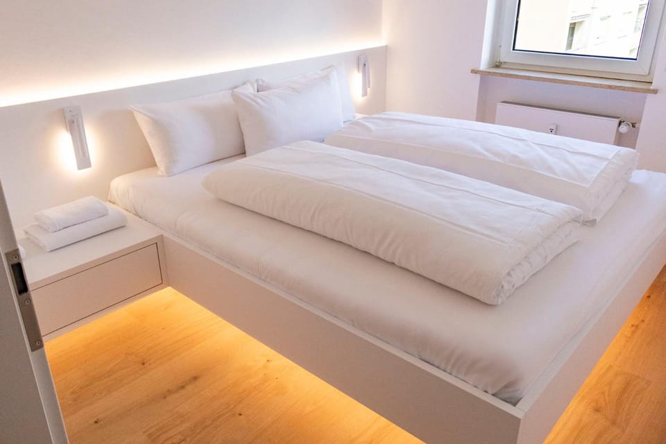 Bed, Bedroom, towels