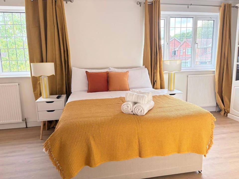 4-Bed Detached Home with Private Drive in Botley House in Oxford