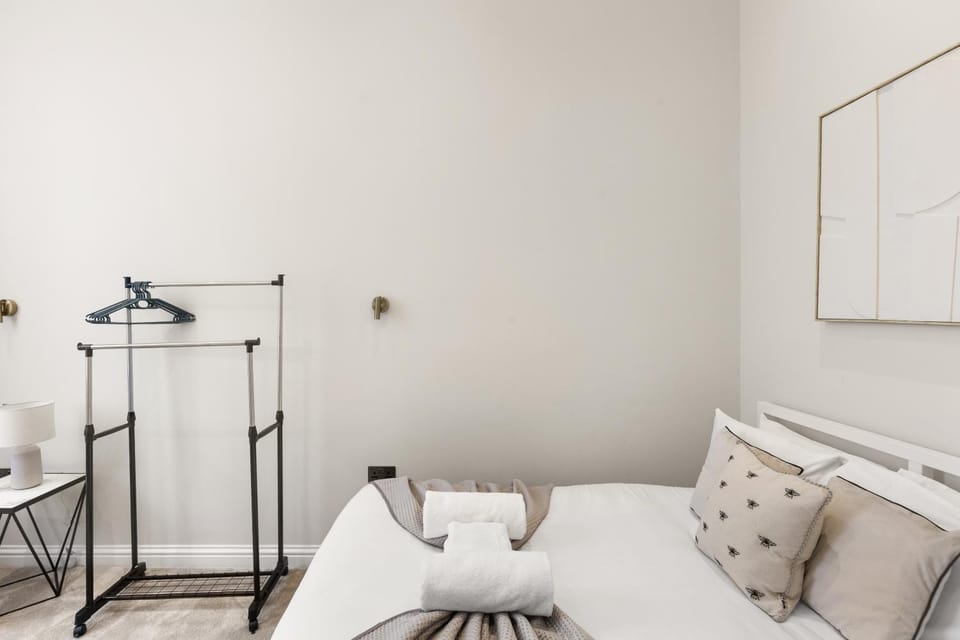 Bed, Bedroom, flat iron