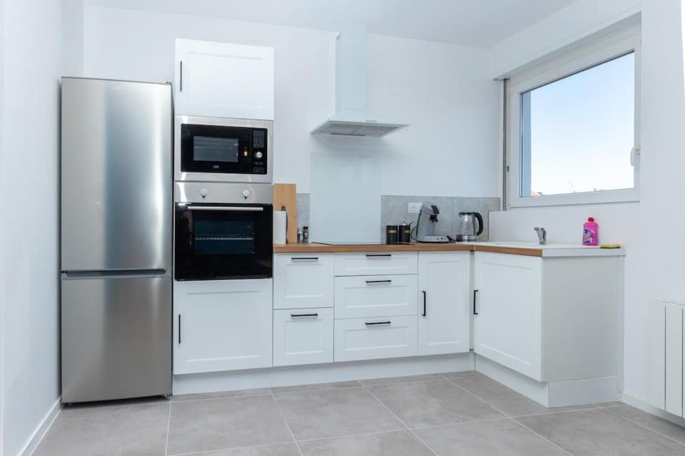 Coffee/tea facilities, Kitchen or kitchenette, oven, stove