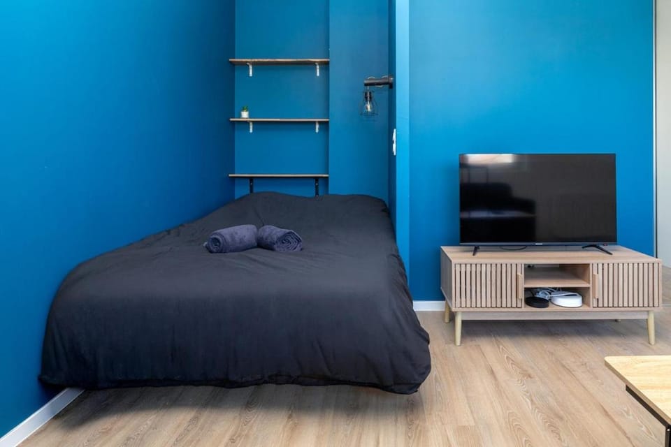 Bed, TV and multimedia, Photo of the whole room, Bedroom