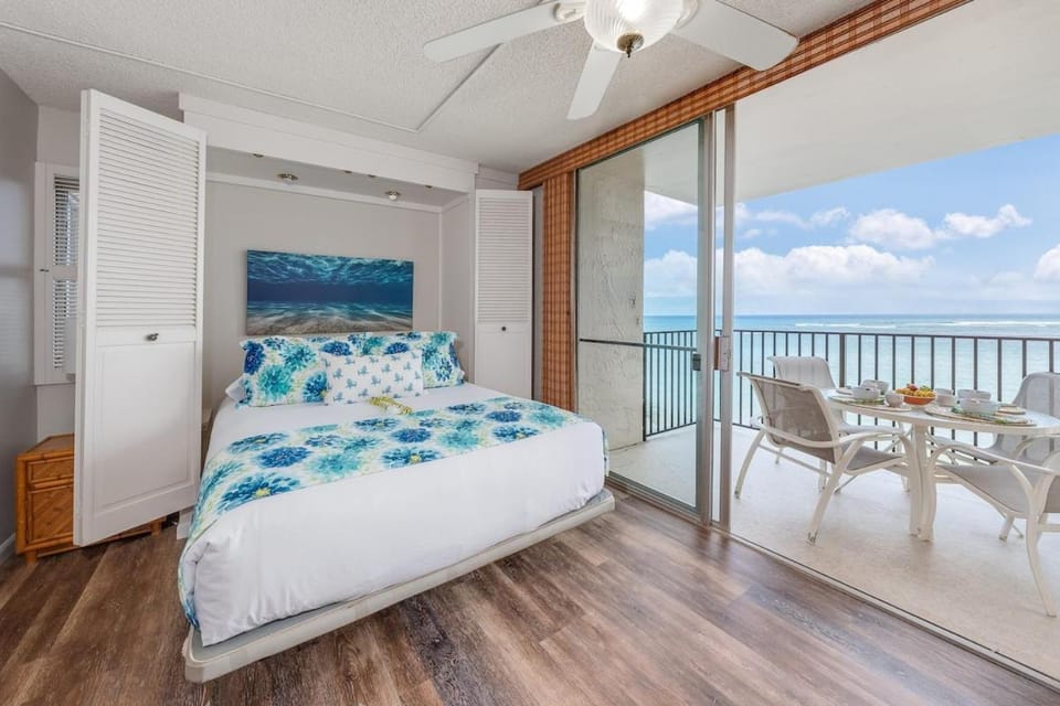 Beachy Chic Updated OceanFront 2BD -Hololani B204 House in Kahana