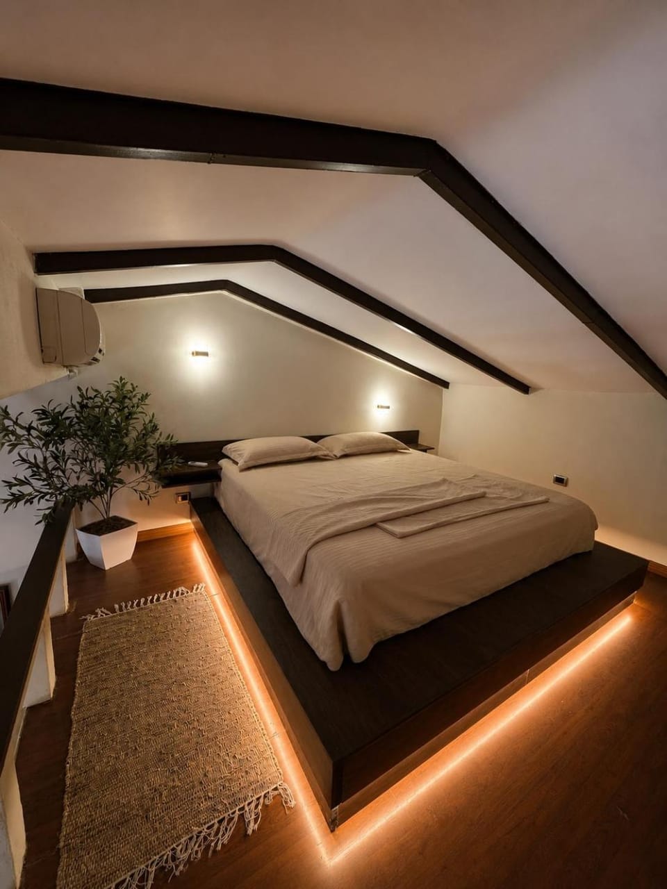 October Loft - Duplex, Wi-Fi, Netflix&Free Parking Apartment in Tirana
