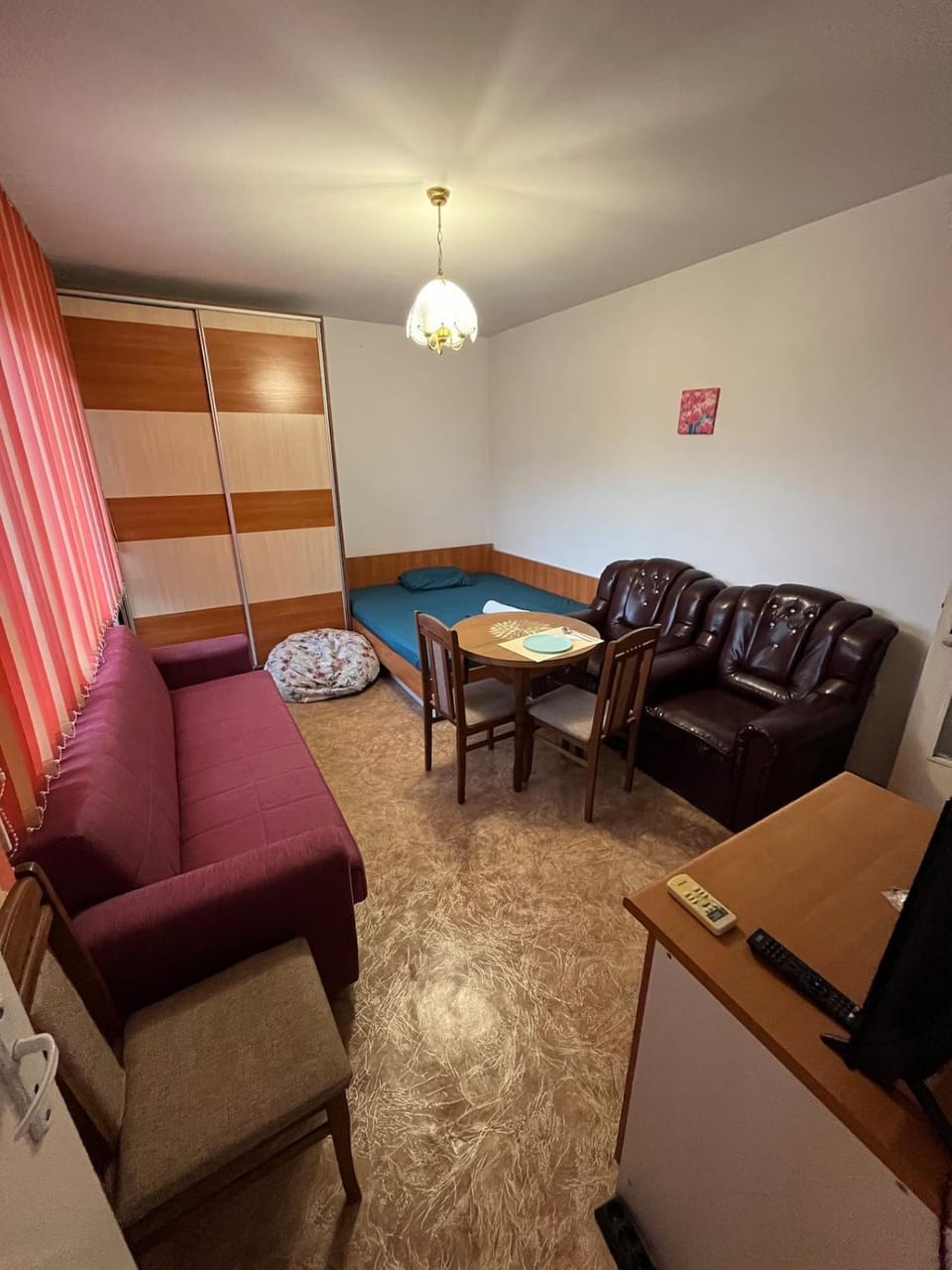 TV and multimedia, Living room, Photo of the whole room, Seating area, Bedroom, air conditioner