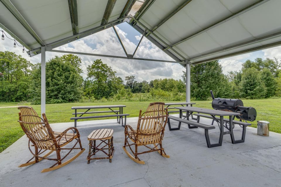 1 Mi to Oakland City University: Modern Apt Apartment in Indiana