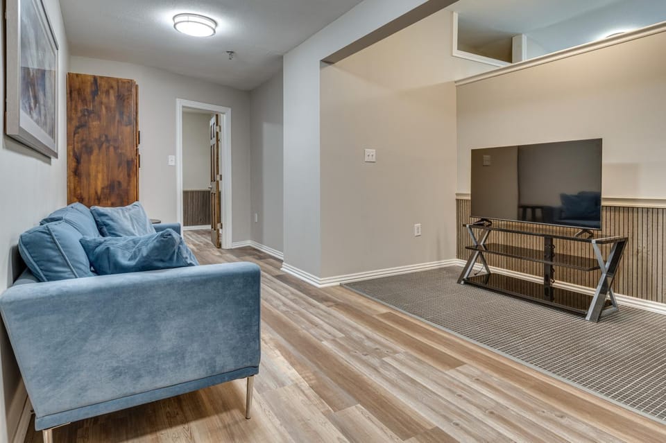 1 Mi to Oakland City University: Modern Apt Apartment in Indiana