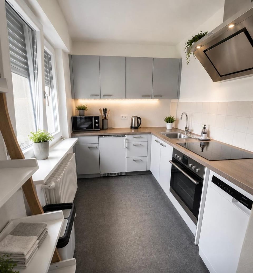 Coffee/tea facilities, Kitchen or kitchenette, dishwasher, oven, stove, toaster