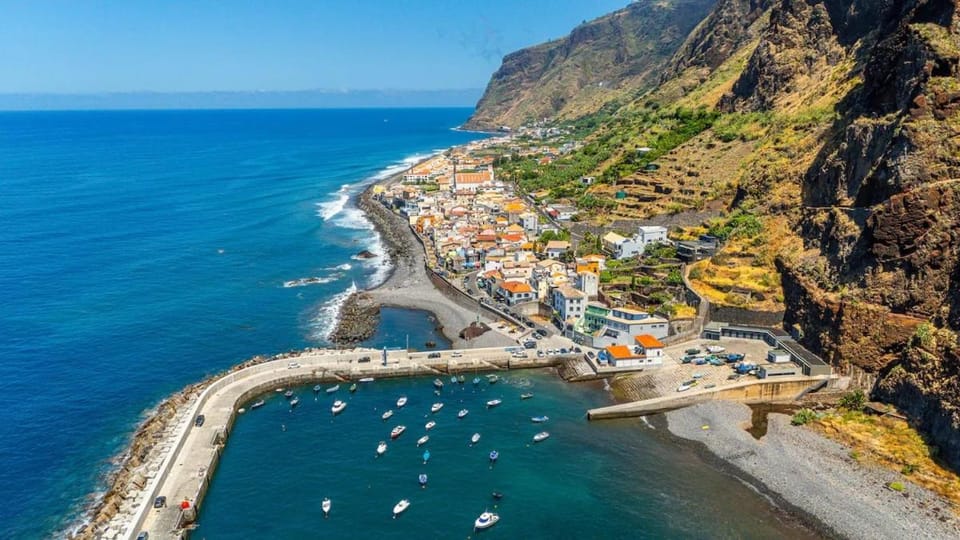 YellowWave by ClubPrometheus - Boutique Beach & Surf Retreat House in Madeira District