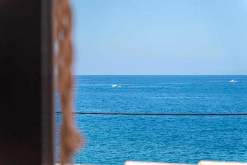 YellowWave by ClubPrometheus - Boutique Beach & Surf Retreat House in Madeira District