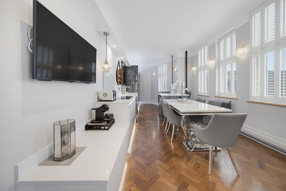 TV and multimedia, Coffee/tea facilities, Kitchen or kitchenette, Dining area