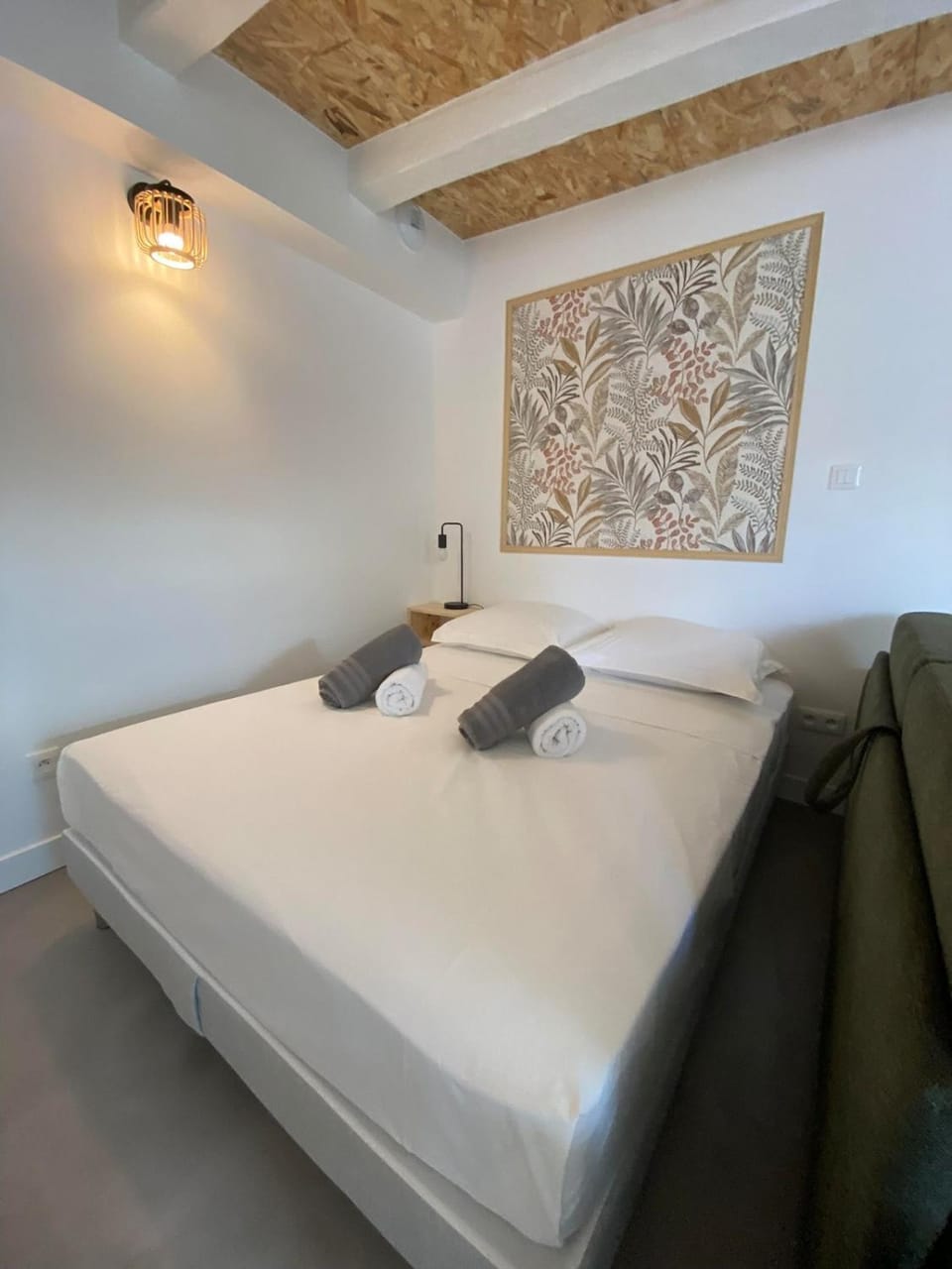 Bed, towels